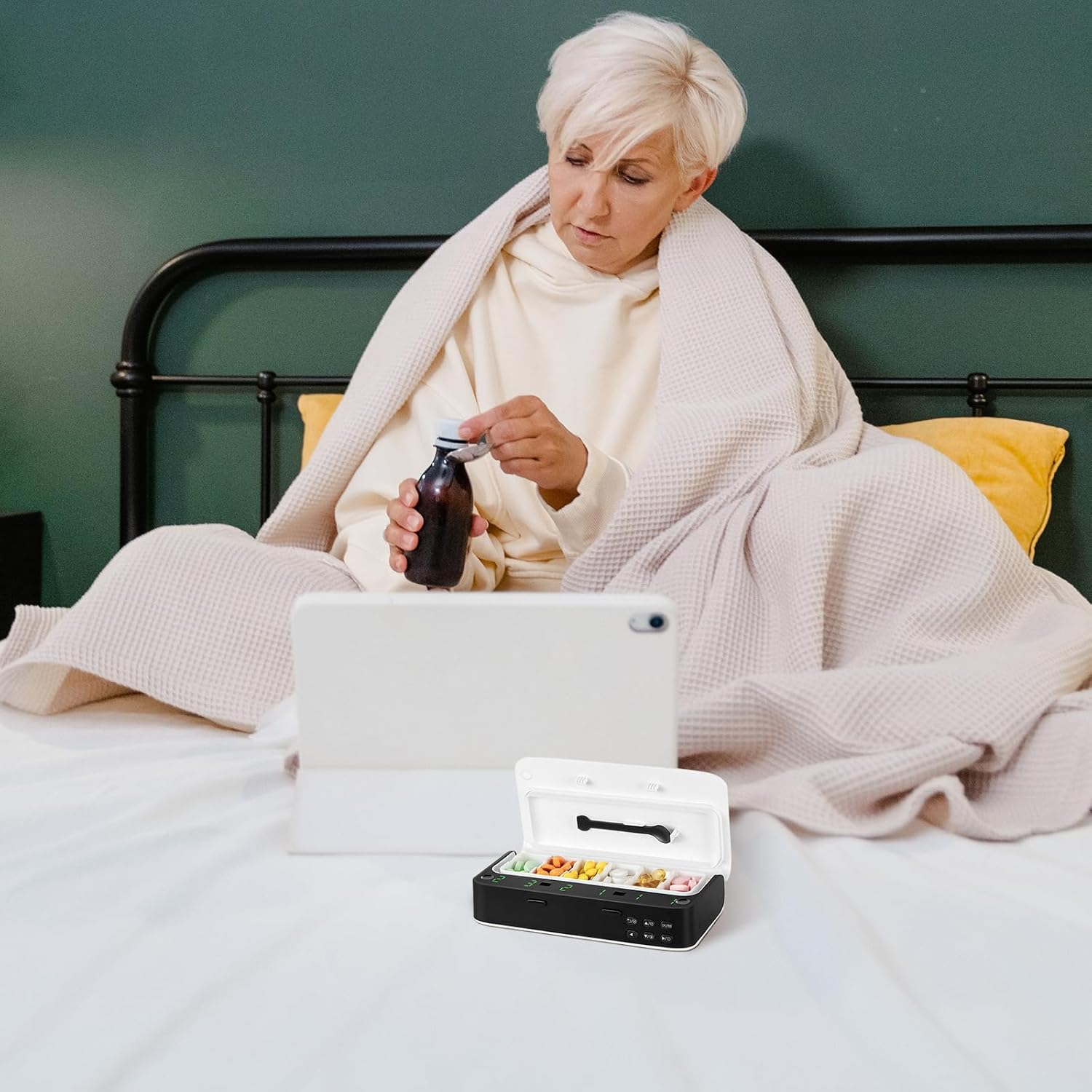 Eine Frau mit kurzen weißen Haaren sitzt im Bett und hält eine Flasche Medizin.