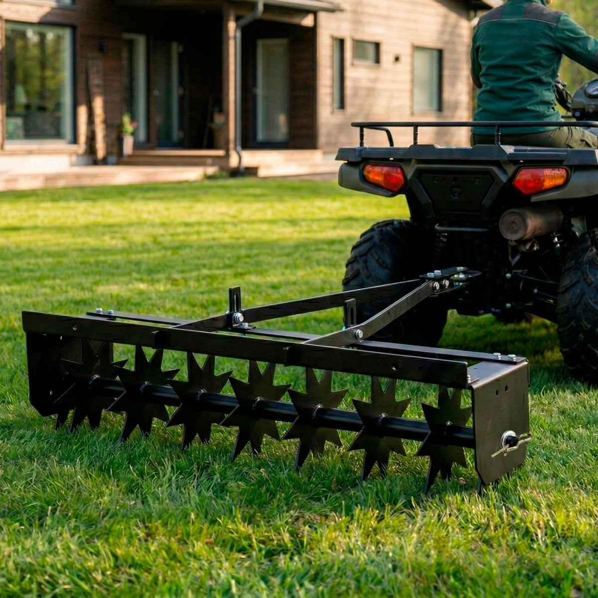 Ein ATV zieht einen Rasenlüfter über einen grünen Rasen vor einem Haus.