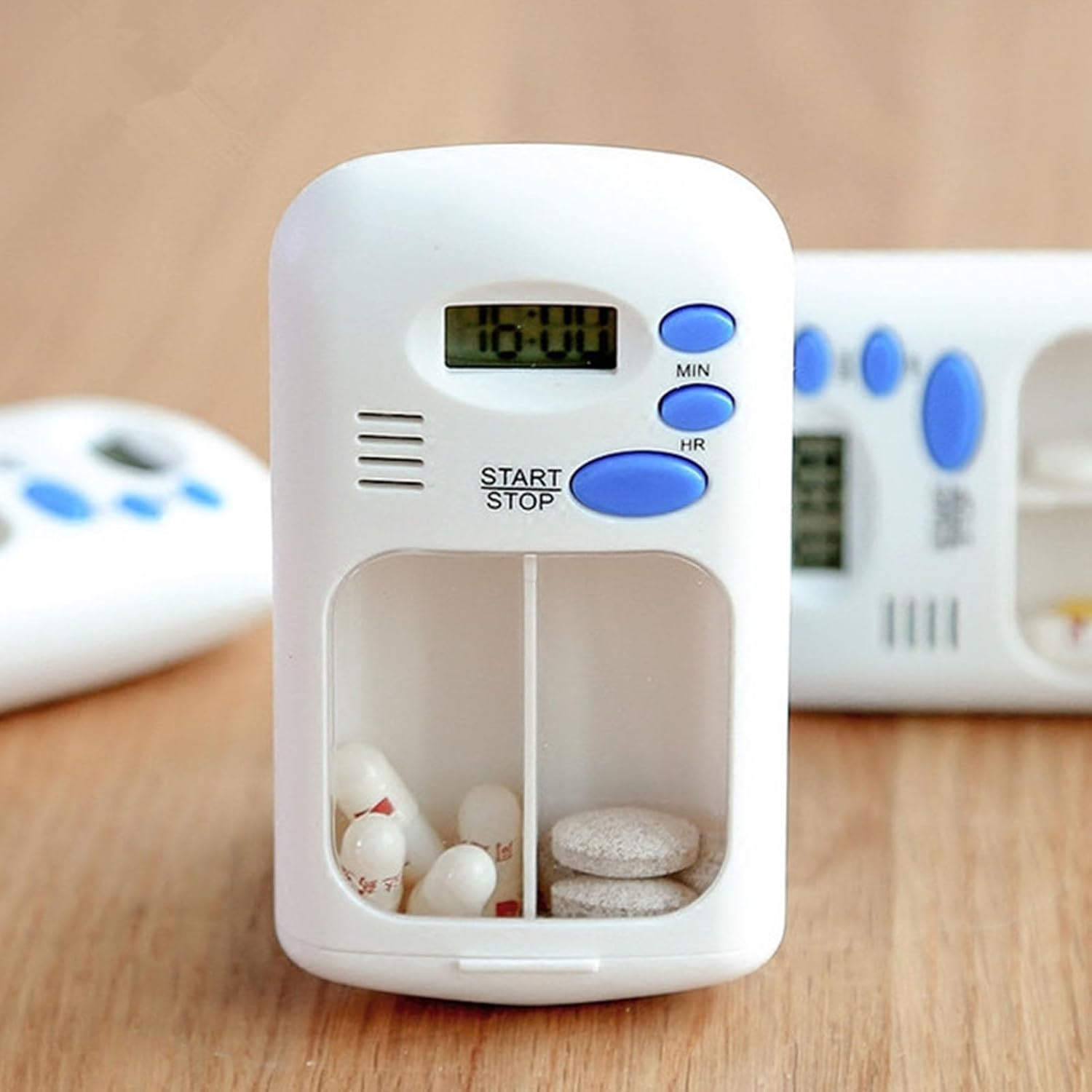 Weiße Pillendose mit digitalem Timer, die Kapseln und Tabletten enthält.