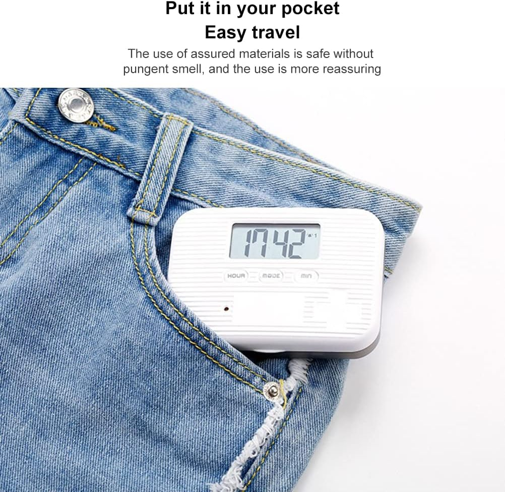 Ein weißes digitales Gerät mit der Anzeige 1742 in einer Jeans-Tasche.