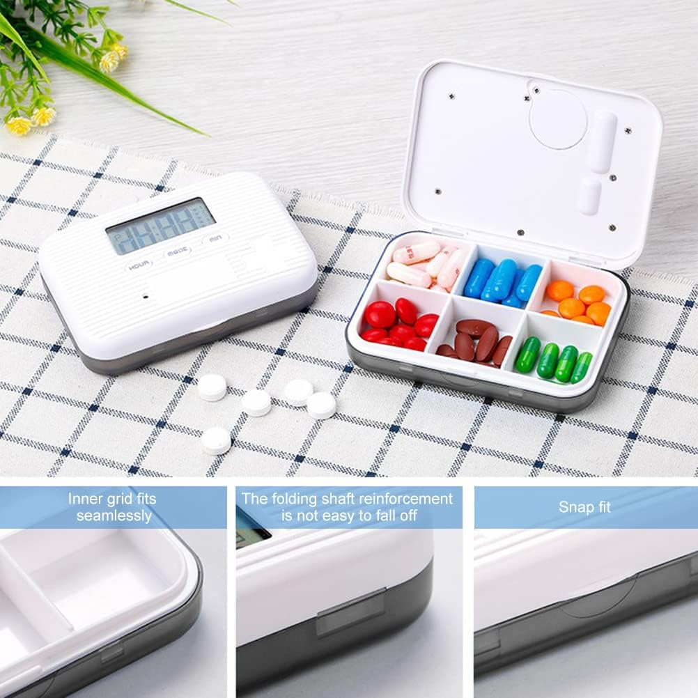 Ein offener Pillenorganisator mit Tabletten in verschiedenen Farben und ein digitaler Wecker daneben.
