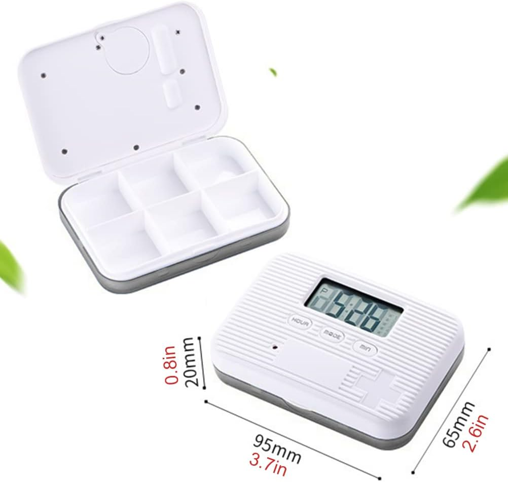 Ein offener Pillendose mit sechs Fächern und eine geschlossene Dose mit Digitaluhr.