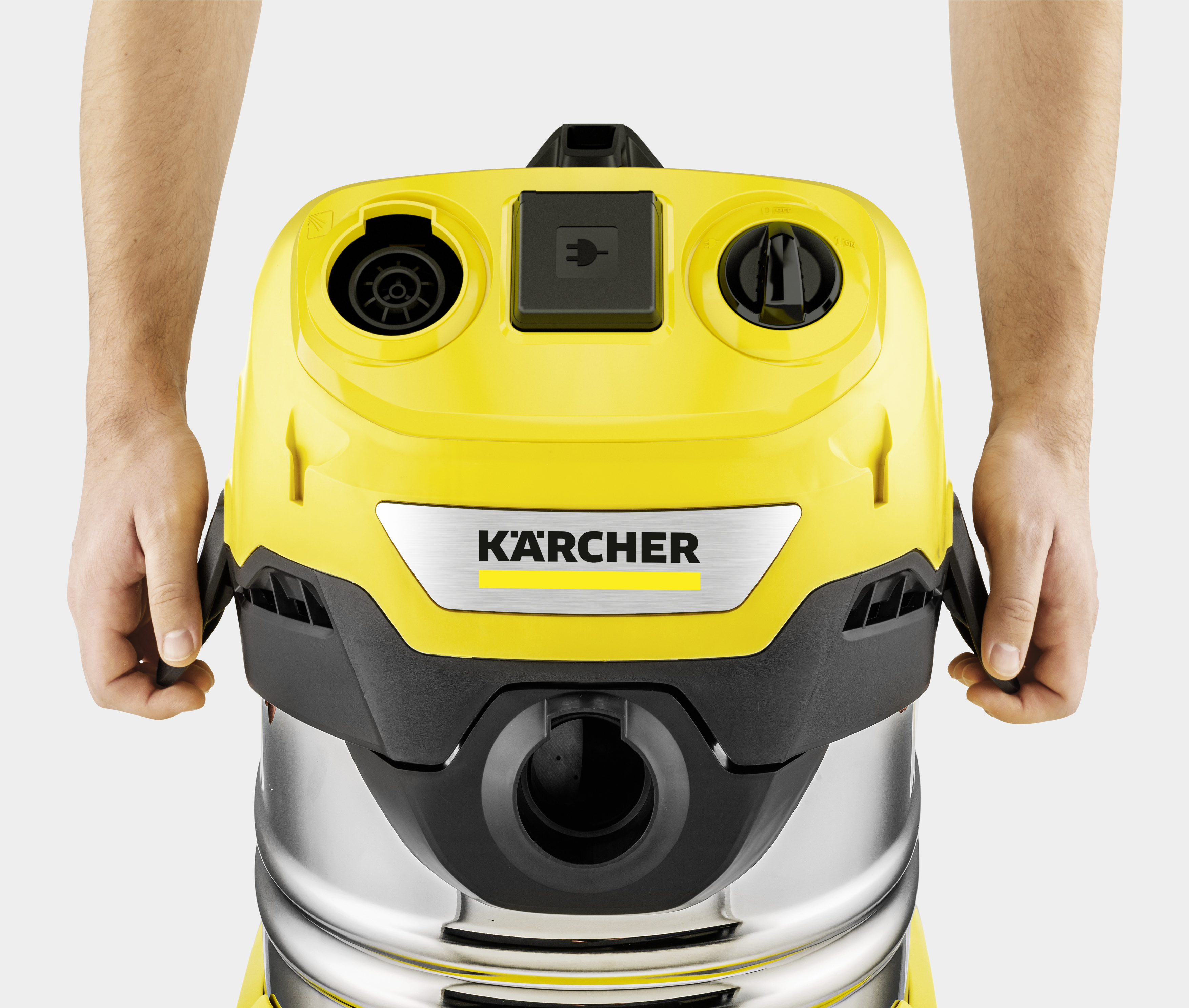 Aspirapolvere Kärcher giallo con serbatoio argento e manici neri.