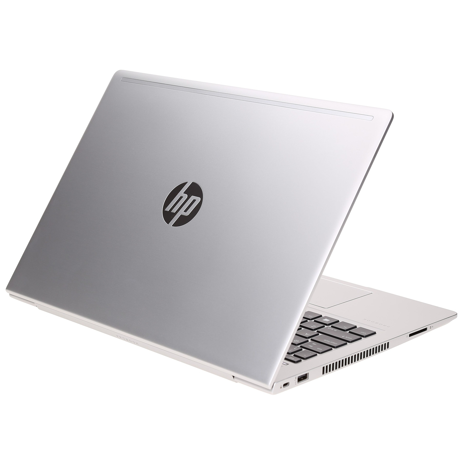 Ein silberner HP Laptop ist geöffnet und steht auf einem weißen Hintergrund.