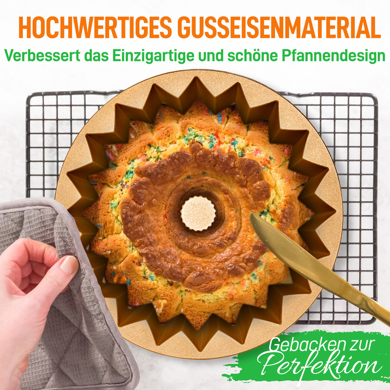 Ein sternförmiger Napfkuchen mit bunten Streuseln auf einem Kuchengitter.