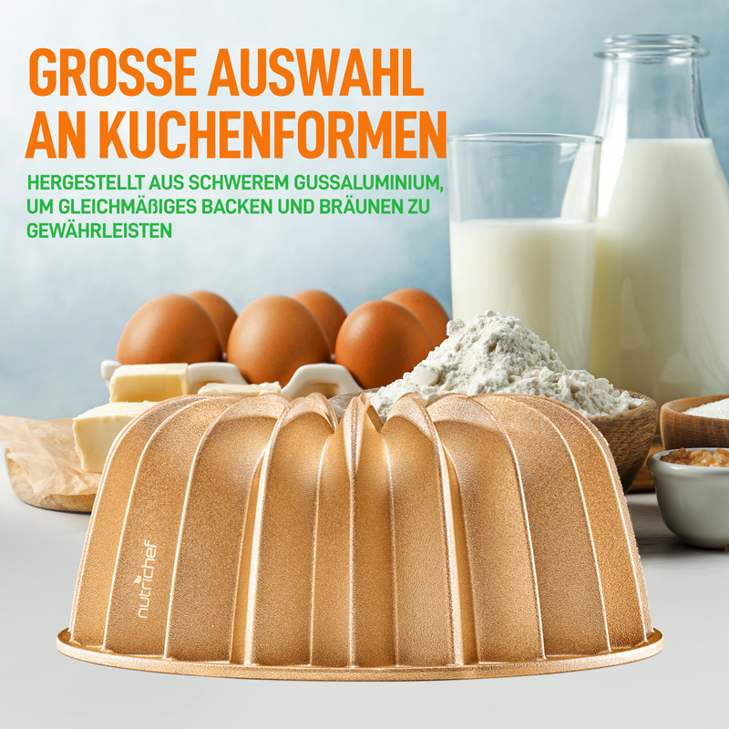 Eine goldene Napfkuchenform mit Backzutaten: Eier, Butter, Mehl, Milch und Zucker.