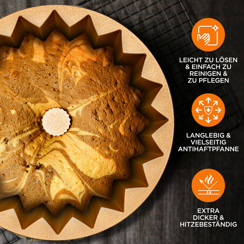Marmorierter Kuchen in einer sternförmigen Gugelhupfform auf einem Rost.