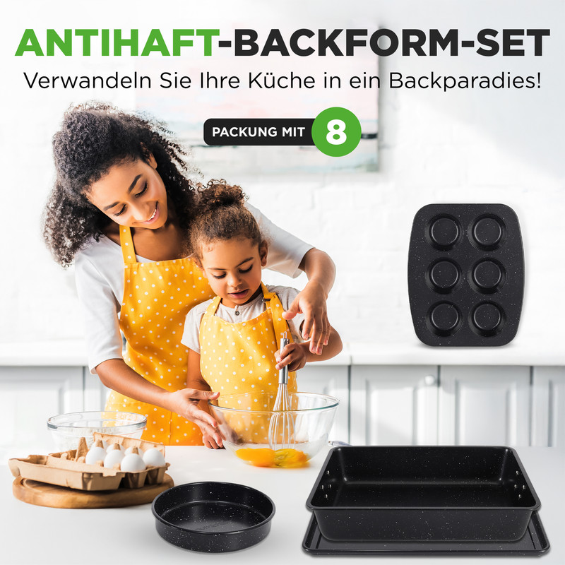 Mutter und Kind backen zusammen in einer Küche mit Backutensilien.