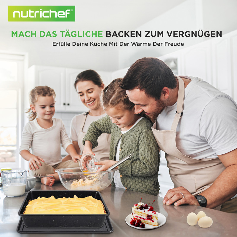 Familie backt zusammen in der Küche. Ein Kuchen ist im Ofen, ein Stück Kuchen liegt daneben.