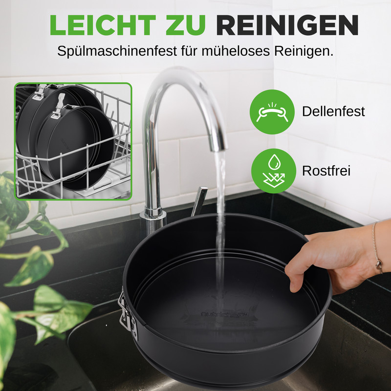 Spülmaschinenfeste Kuchenformen werden unter fließendem Wasser gereinigt.