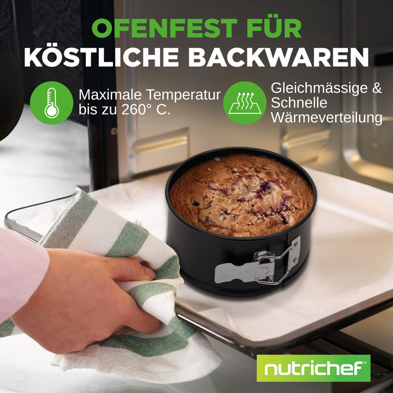 Ein Kuchen in einer schwarzen Springform wird aus dem Ofen genommen.