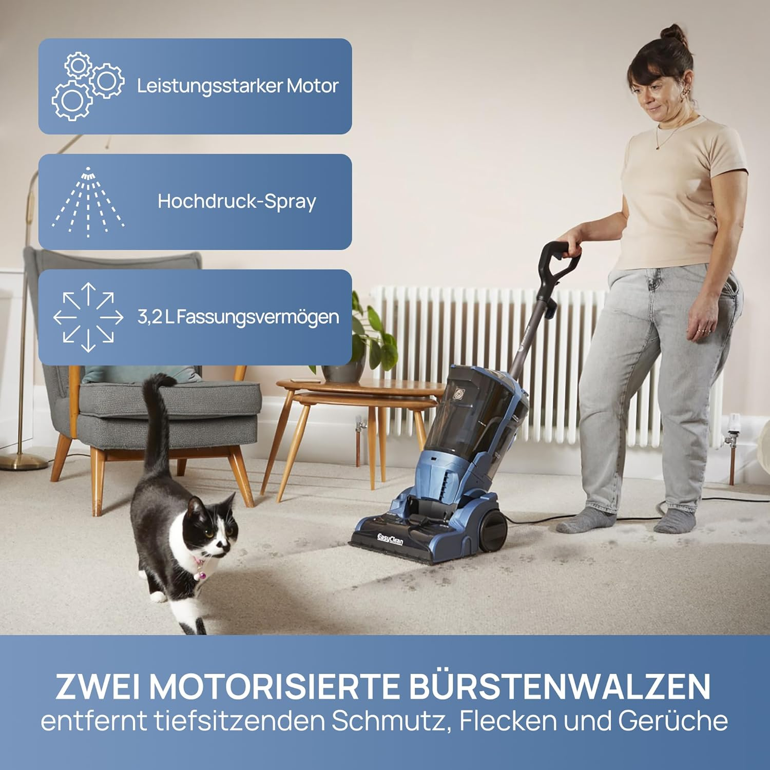 Eine Frau benutzt einen blauen Teppichreiniger, während eine Katze daneben steht.