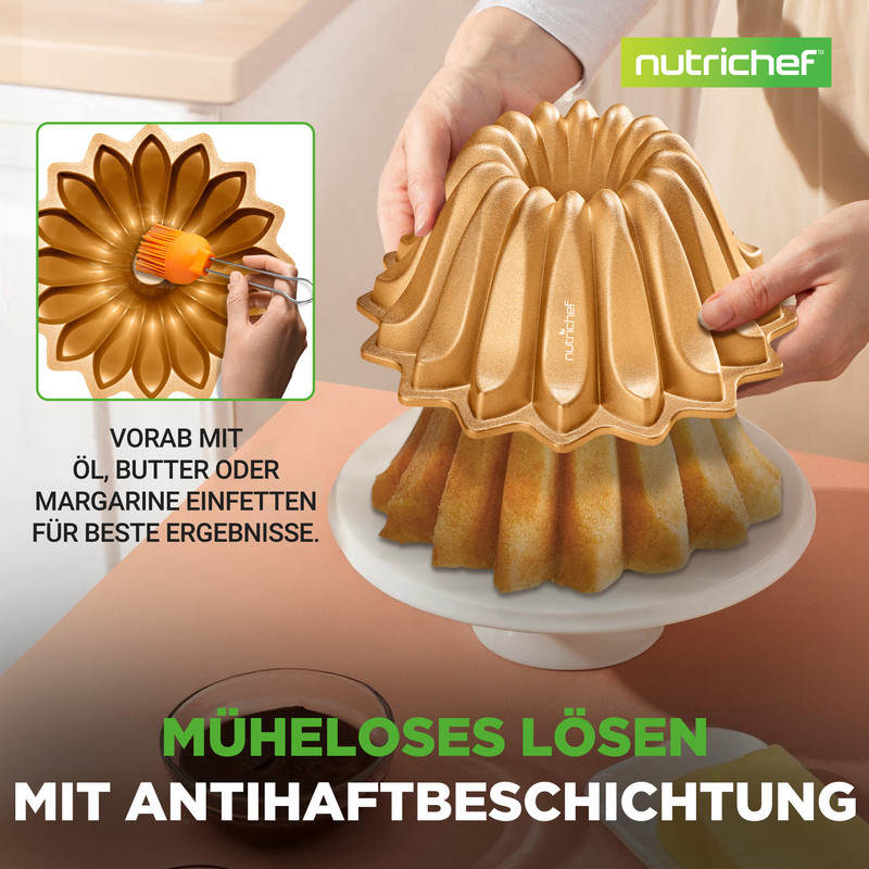 Goldene Gugelhupfform wird von Händen gehalten, mit Kuchen darauf.