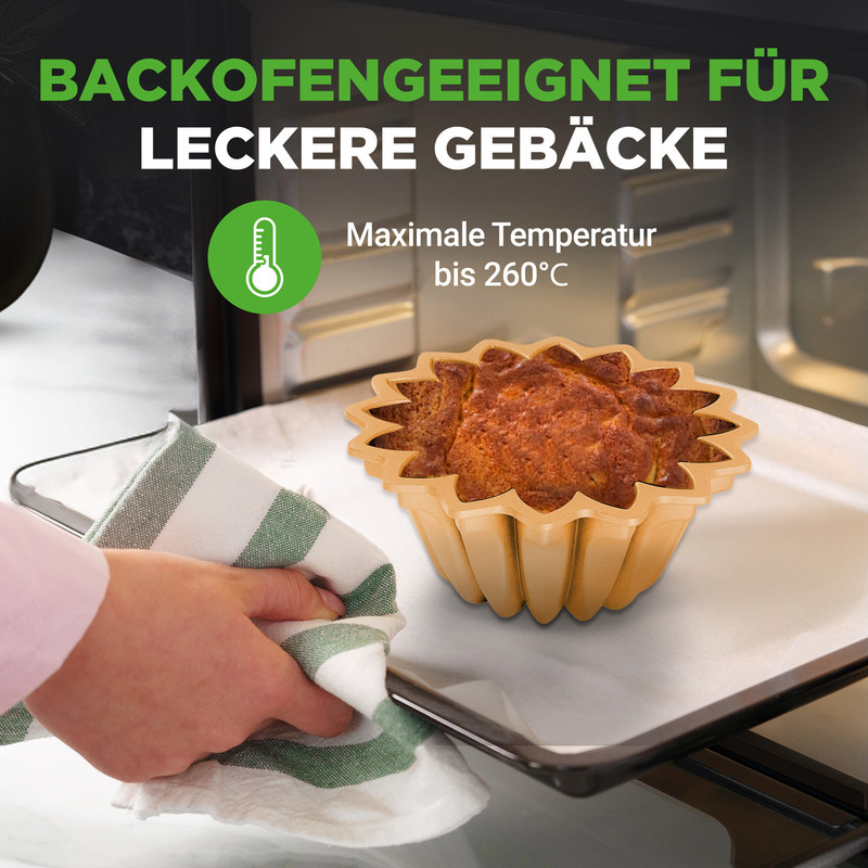 Ein gebackener Kuchen in einer goldenen Form wird aus dem Ofen genommen.