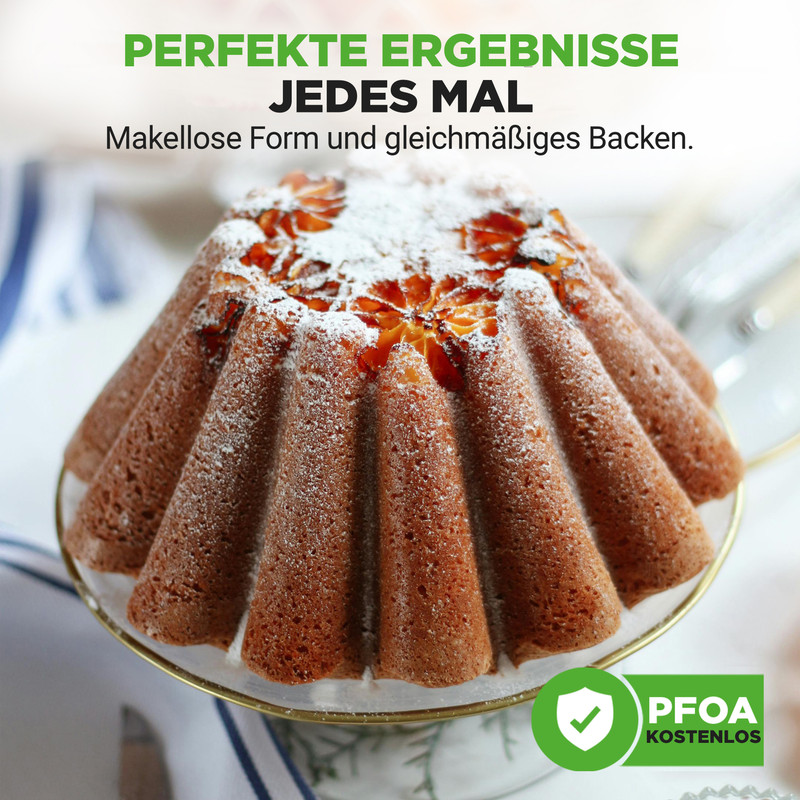Ein Gugelhupf mit Puderzucker und Obst belegt, auf einem Kuchenteller.