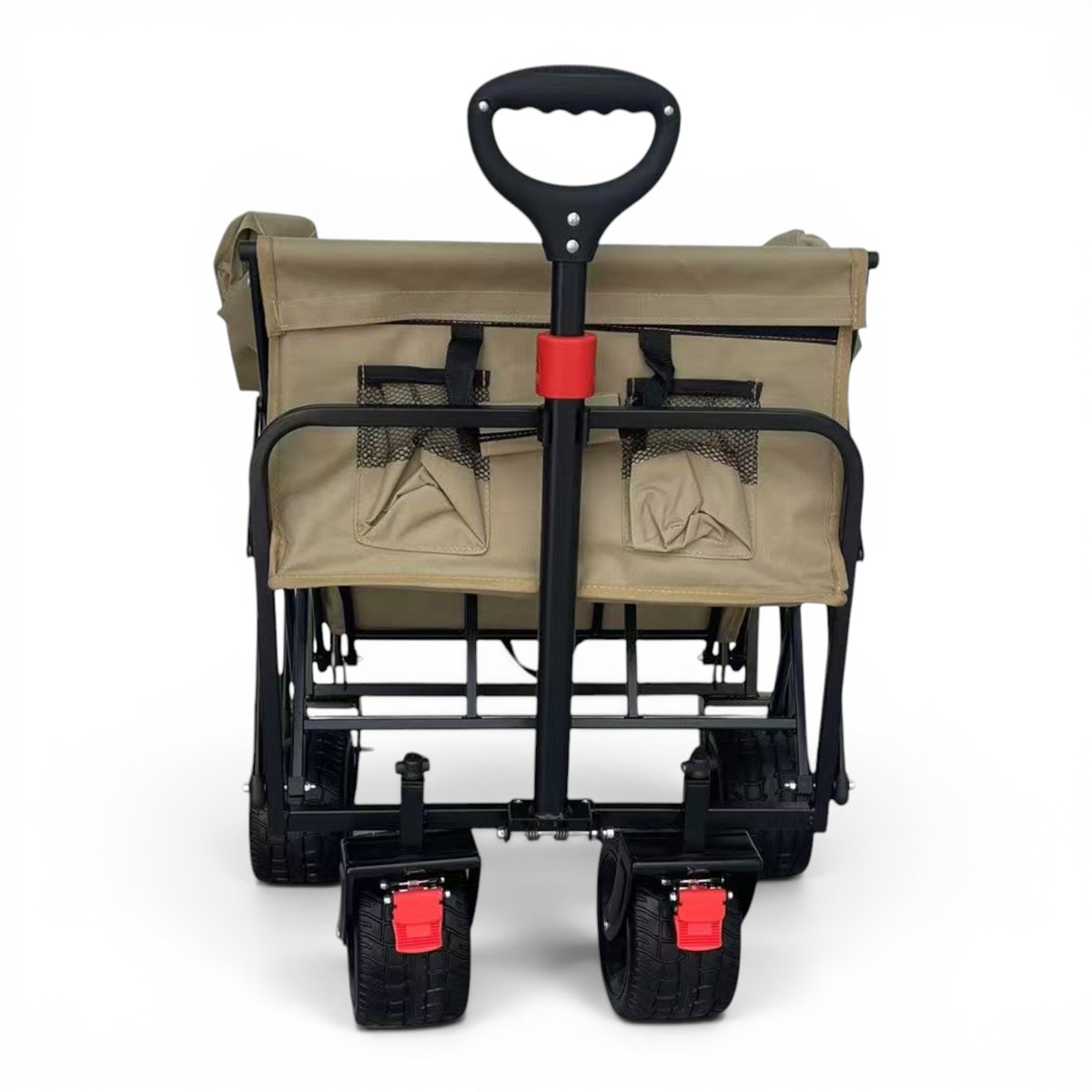Ein beigefarbener Bollerwagen mit schwarzem Griff und Rädern auf weißem Hintergrund.