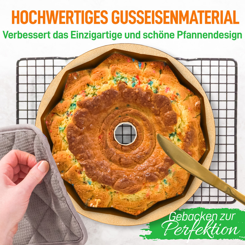 Ein Kuchen mit bunten Streuseln in einer Sternform-Backform auf einem Gitter.