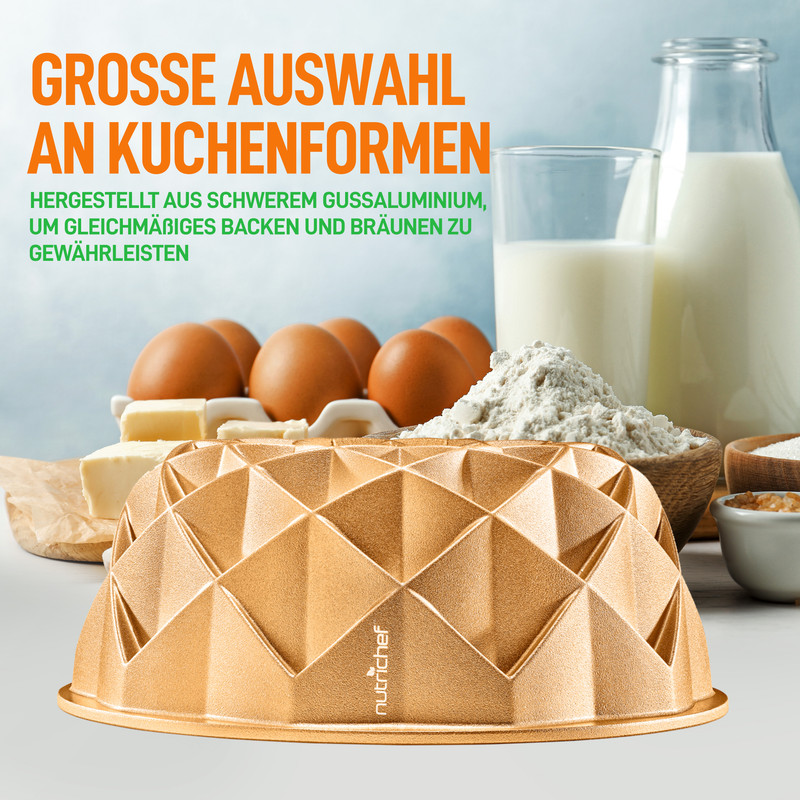 Goldene Gugelhupfform mit Backzutaten wie Eiern, Mehl und Milch.