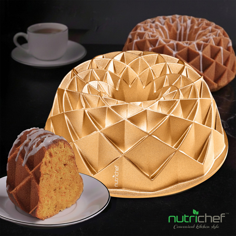 Goldene Gugelhupfform mit einem Kuchenstück und einer Tasse Kaffee.