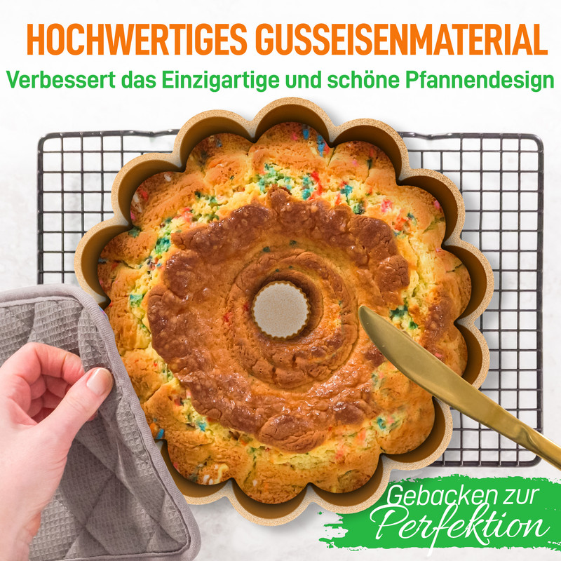 Ein gebackener Kuchen mit bunten Streuseln in einer Blumenform auf einem Gitter.