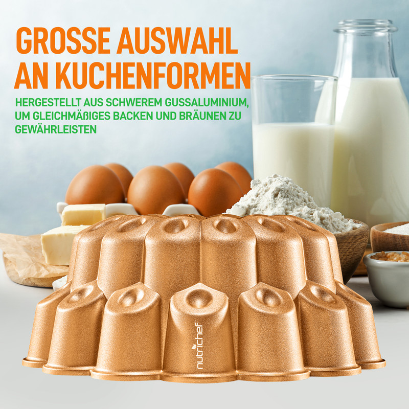 Goldene Gugelhupfform mit Eiern, Butter, Mehl und Milch auf dem Tisch.