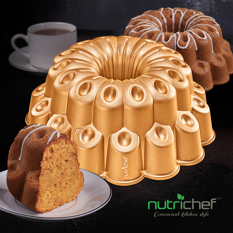 Goldene Gugelhupfform mit Kuchenstücken und Tasse Tee.