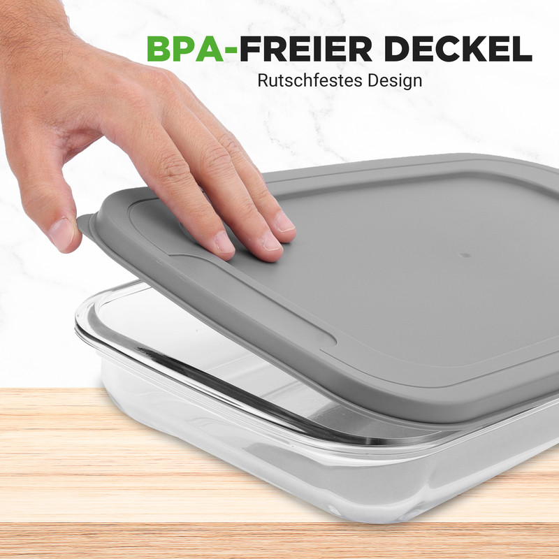 Eine Hand schließt einen grauen BPA-freien Deckel auf eine Glasbox.