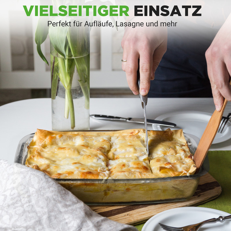 Eine Person schneidet eine goldbraune Lasagne in einer Glasform mit einem Messer an.