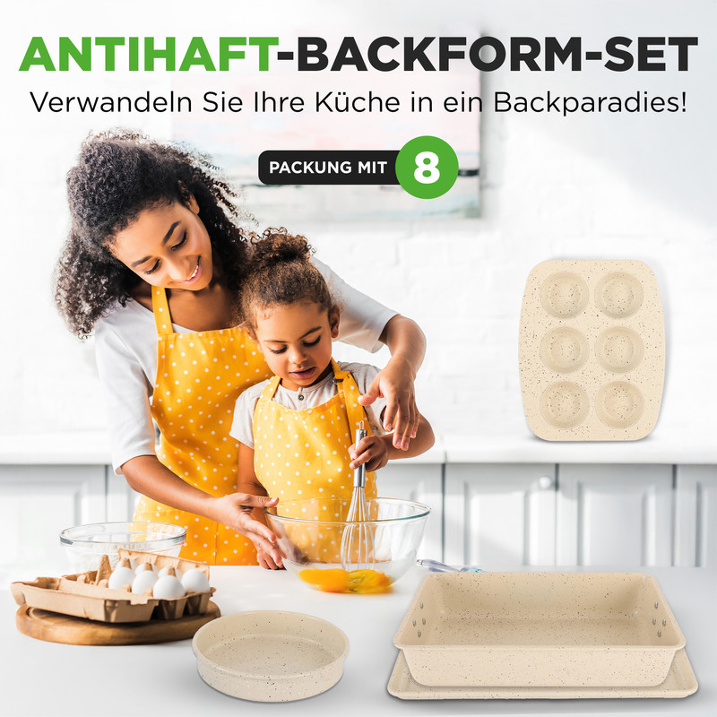 Mutter und Kind backen zusammen. Backformen liegen daneben.