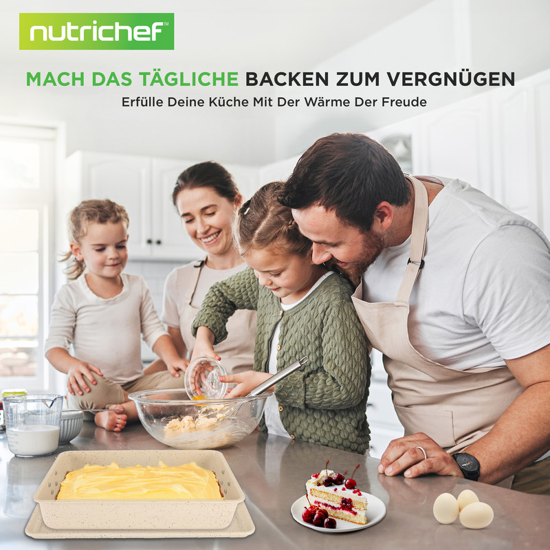 Familie backt gemeinsam in der Küche. Ein Kuchen ist fertig, ein Stück wird dekoriert.