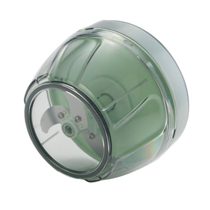Un piccolo tritatutto da cucina verde trasparente con lame affilate.