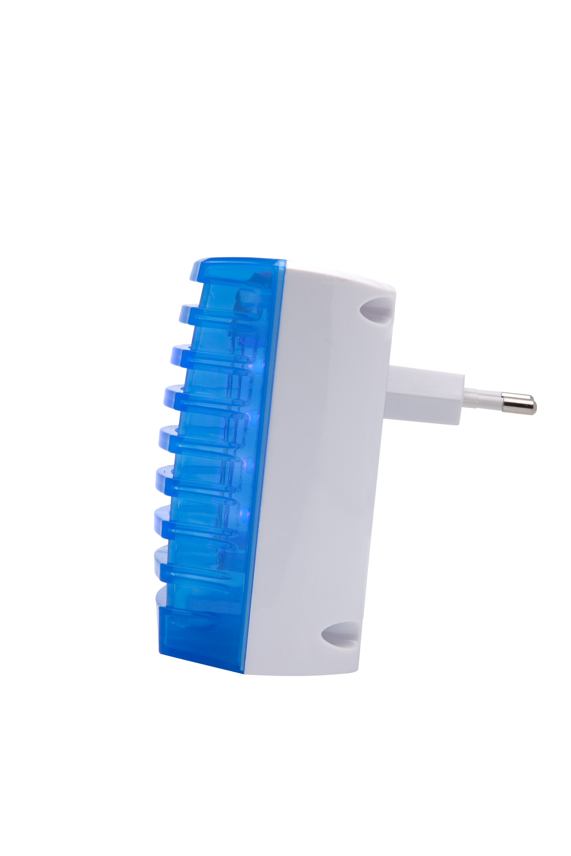Un enchufe blanco con una parte superior azul ventilada.