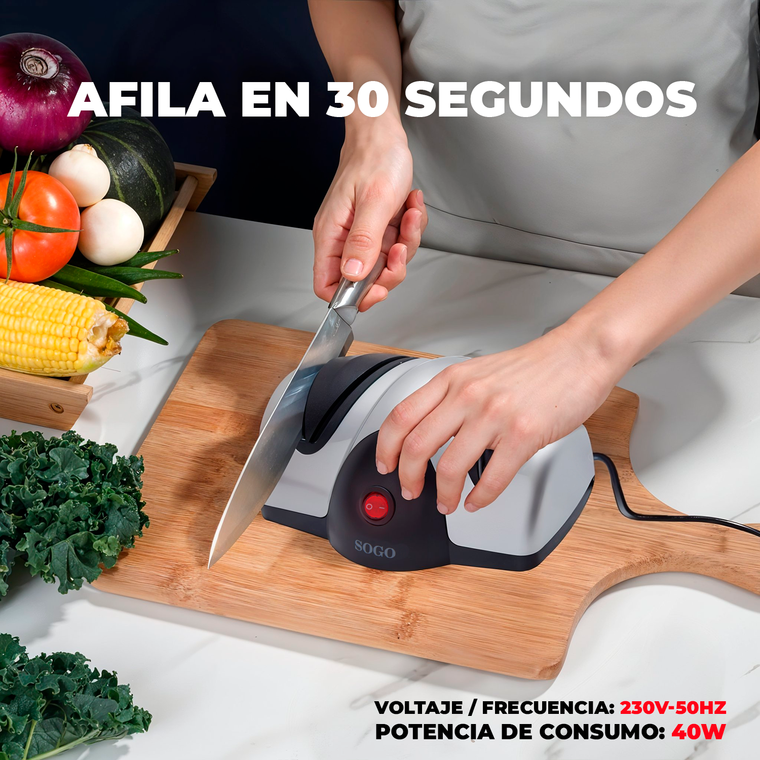 Una persona affila un coltello con un'affilatrice elettrica. Ci sono verdure nelle vicinanze.
