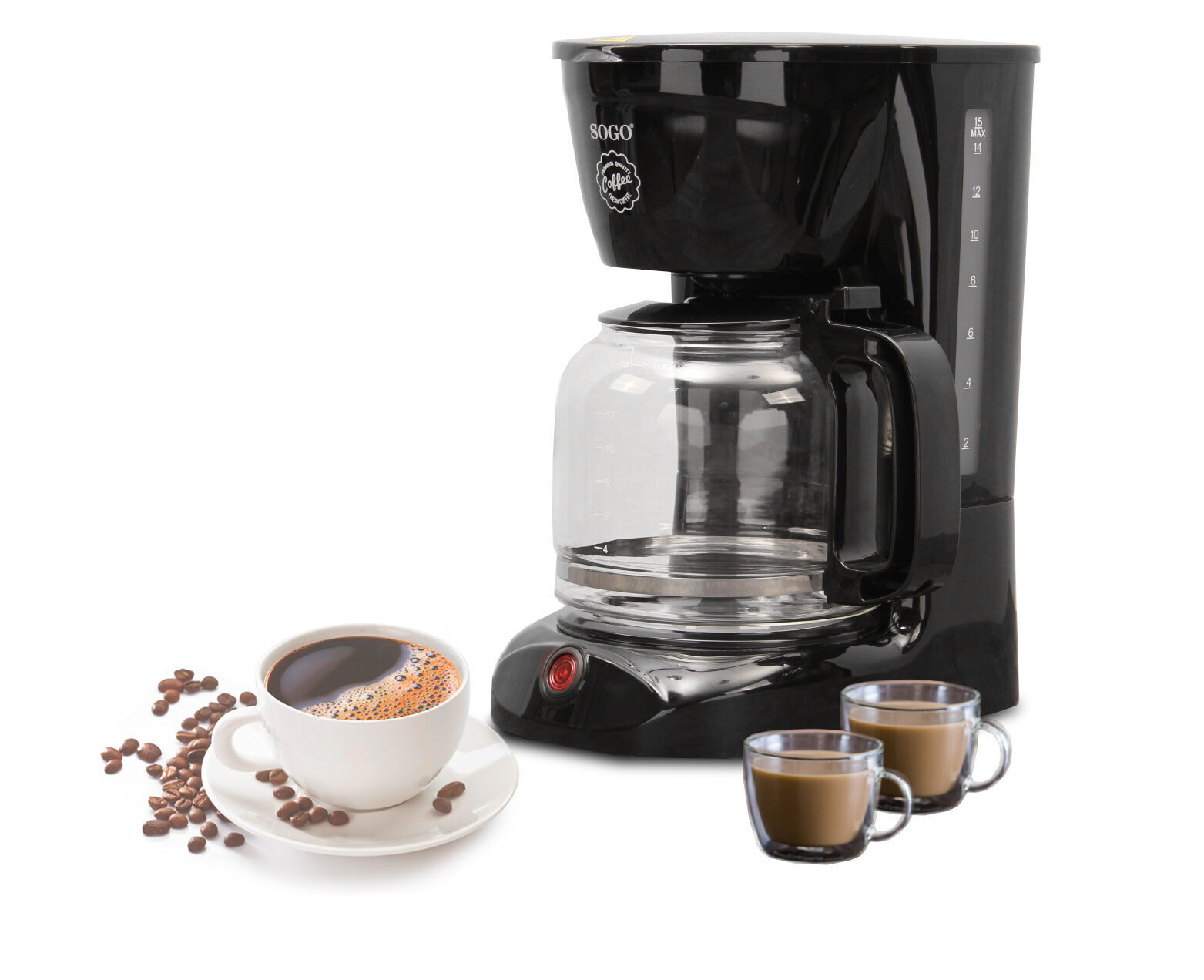 Una caffettiera nera con caraffa di vetro, accanto una tazza bianca di caffè, due bicchierini di caffè e chicchi.
