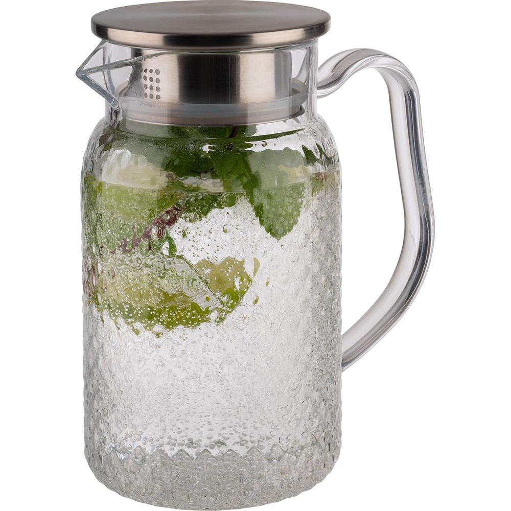 Glaskrug mit strukturierter Oberfläche, gefüllt mit Wasser, Eis, Limetten- und Minzstücken.