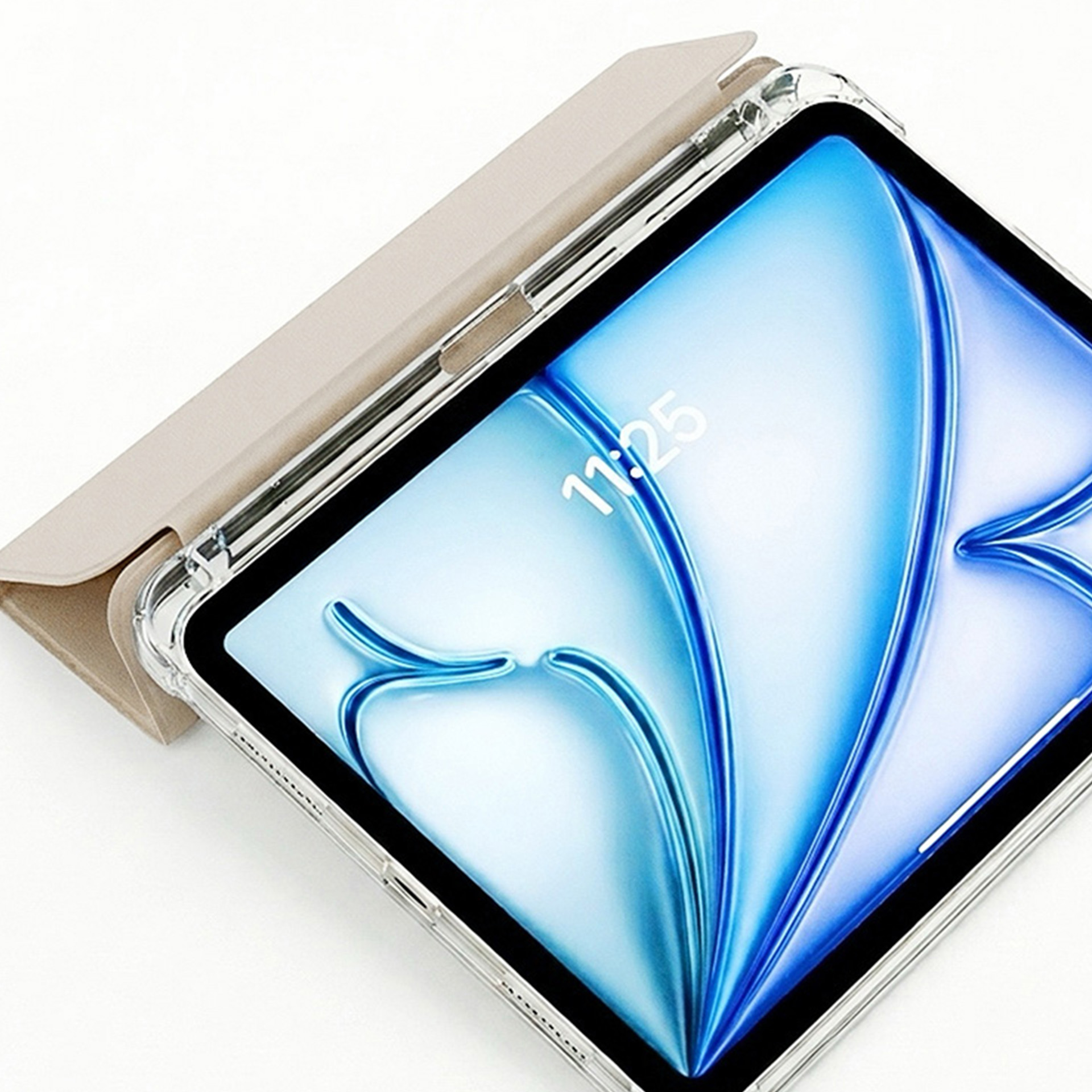 Tablet z beżową okładką typu folio i przezroczystym etui na białym tle.