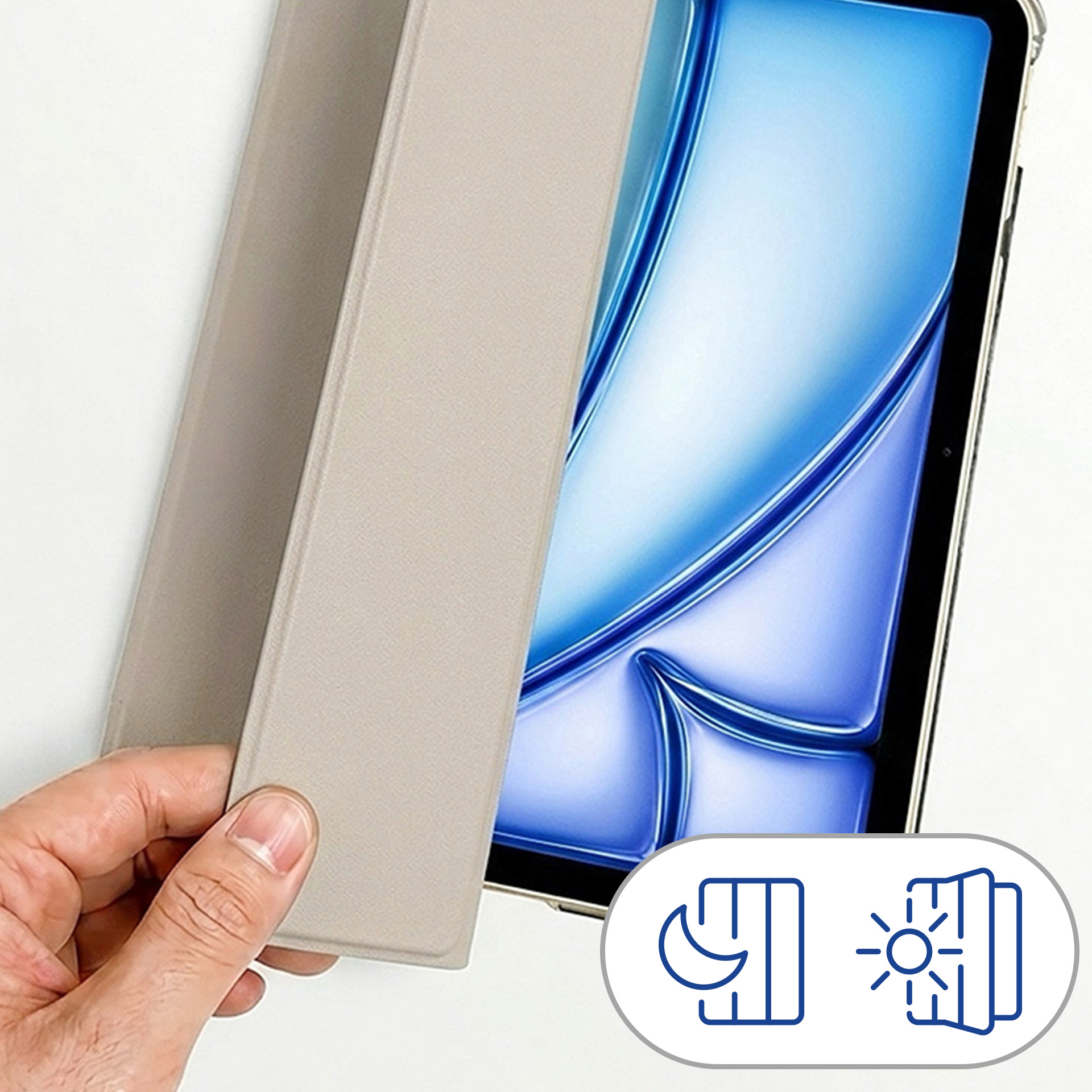Dłoń otwiera beżowe etui odsłaniające tablet z niebieskim tłem.