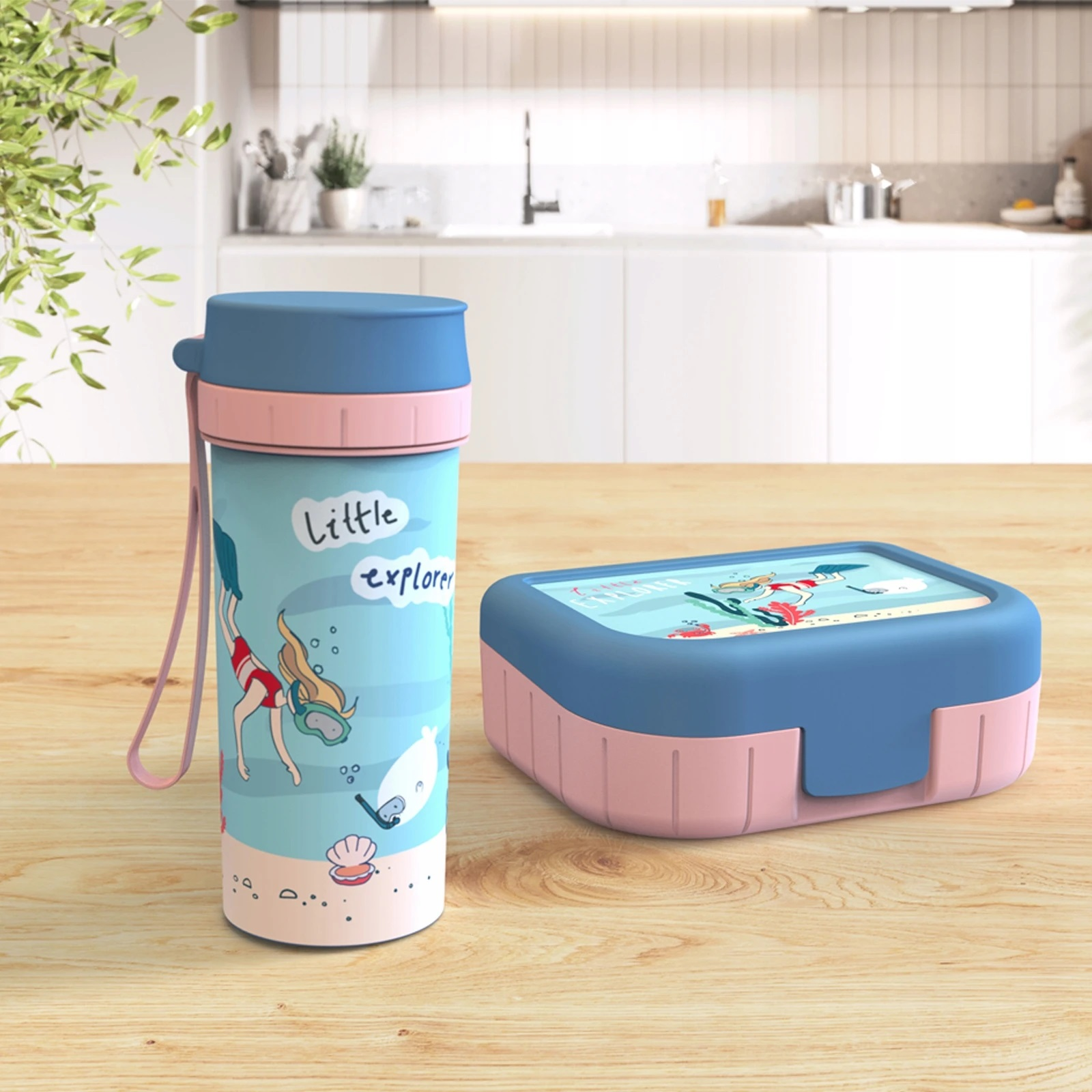 Niebieska butelka na wodę i lunchbox z motywem podwodnym.