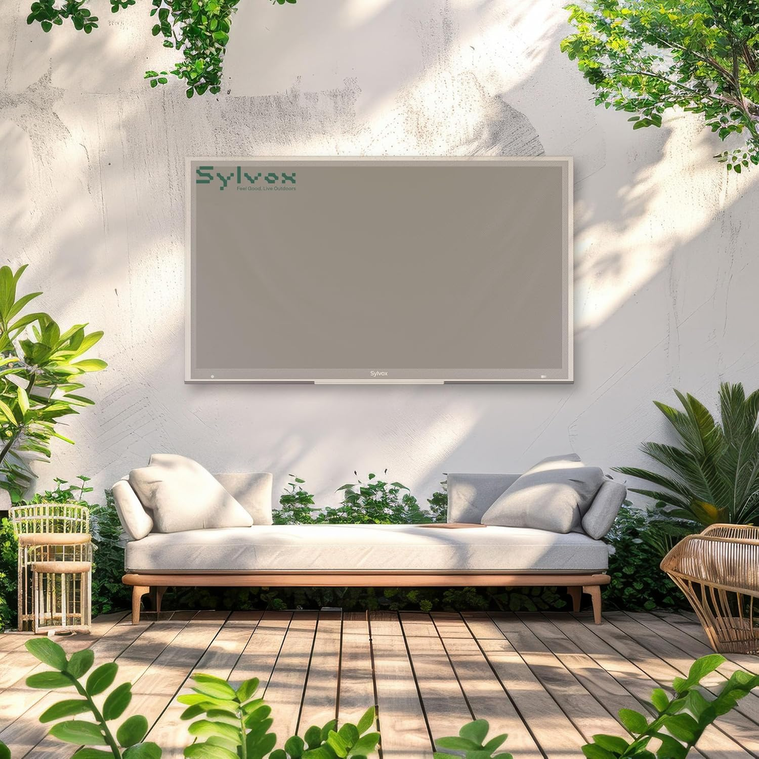 Eine Couch und ein Tisch auf einer Holzterrasse vor einer Wand, umgeben von Pflanzen.