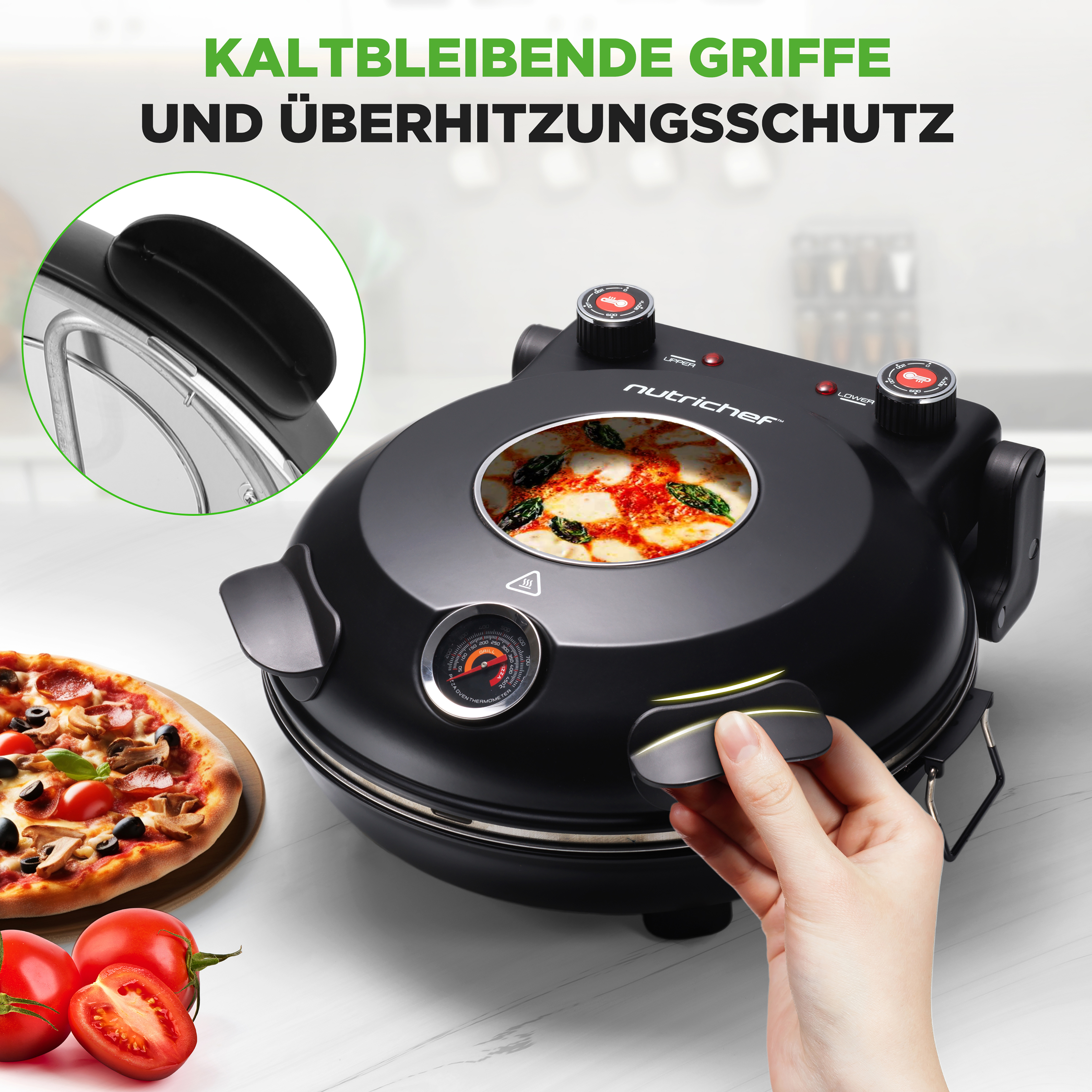Ein schwarzer Pizzaofen mit Pizza und Tomaten daneben.