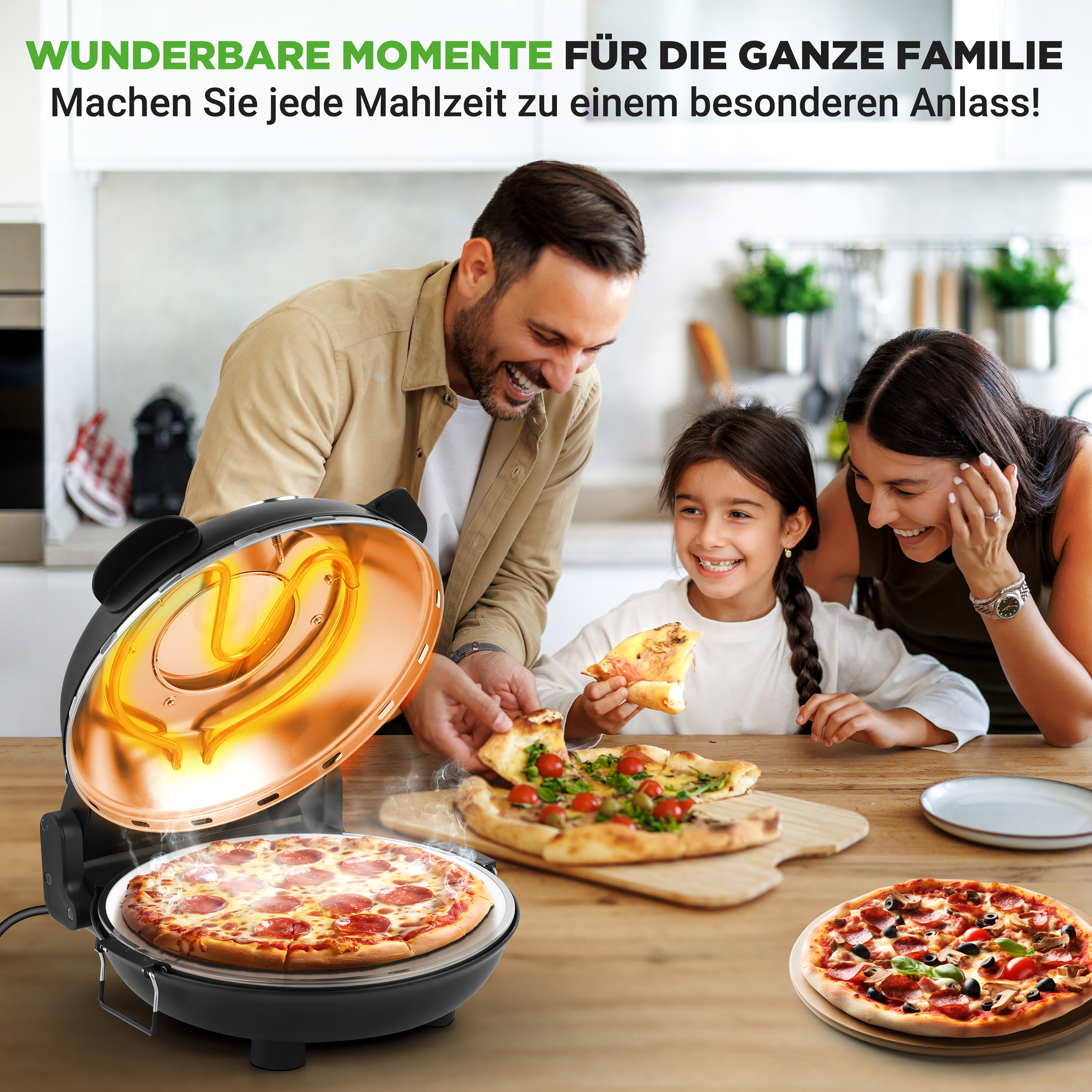 Familie lacht um einen Pizzamaker mit zwei Pizzen. Eine wird zubereitet.