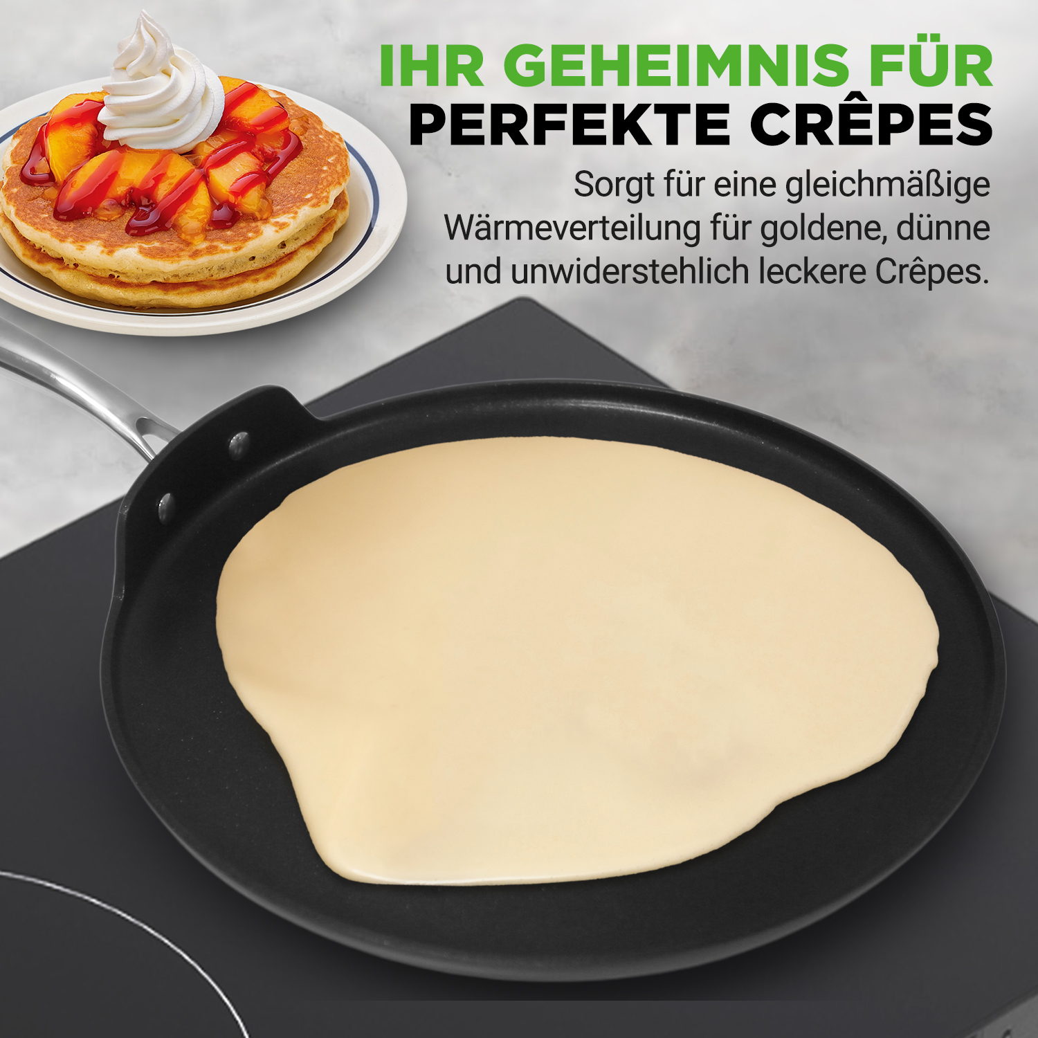 Eine Crêpe wird in einer Pfanne gebacken, daneben ein Stapel Crêpes mit Sahne.
