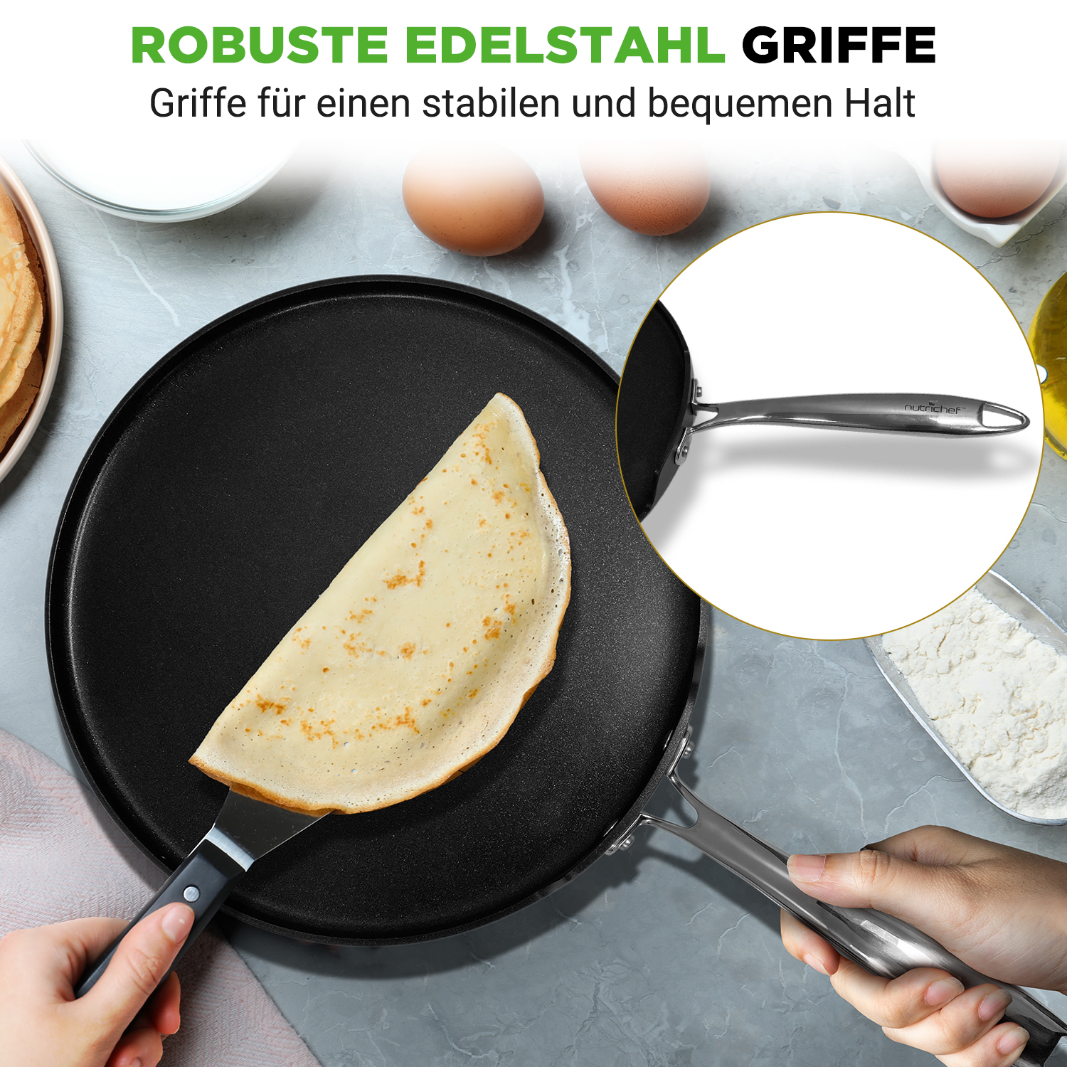 Ein Pfannenwender hebt einen goldbraunen Crêpe aus einer schwarzen Pfanne. Nahaufnahme des Griffs.