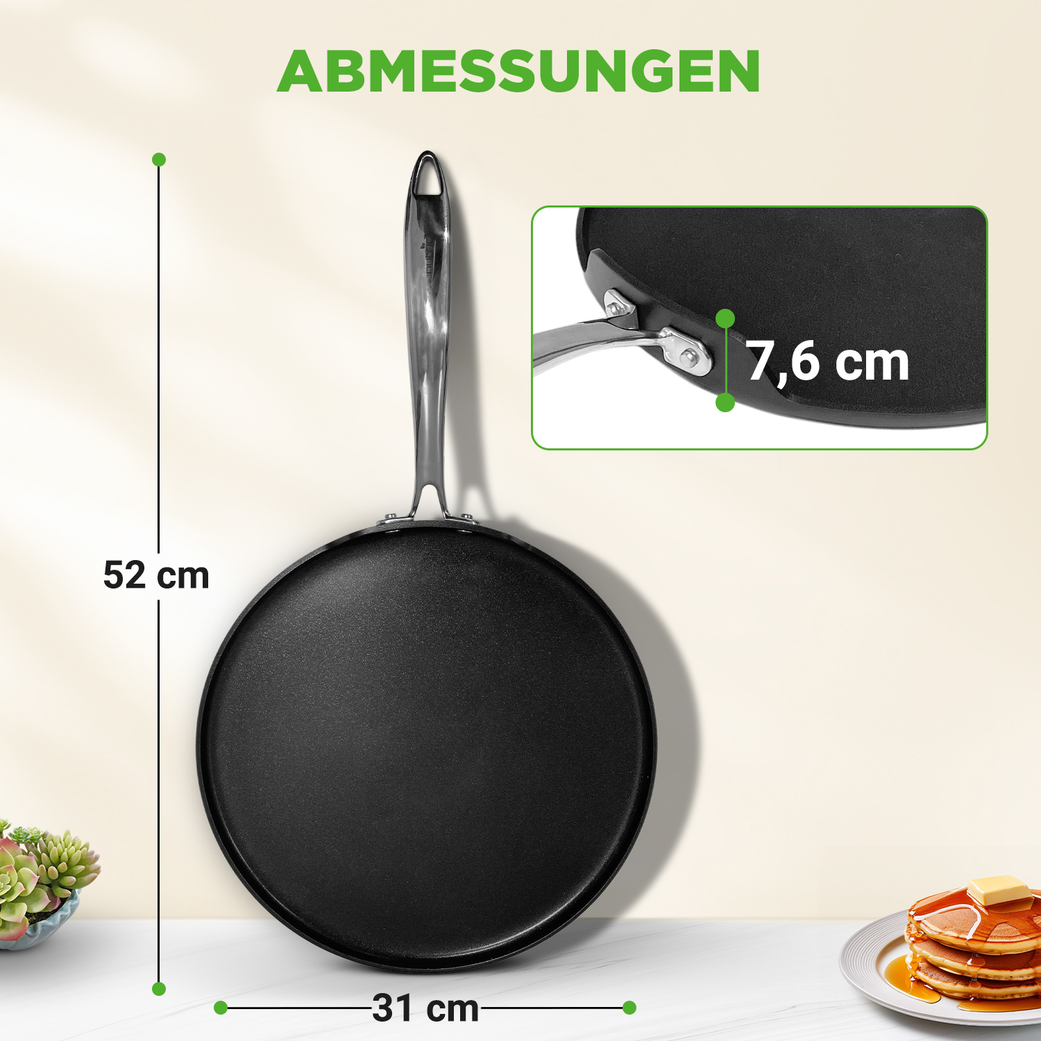 Eine schwarze Crêpe-Pfanne mit 31 cm Durchmesser, 52 cm Länge und 7,6 cm Höhe.