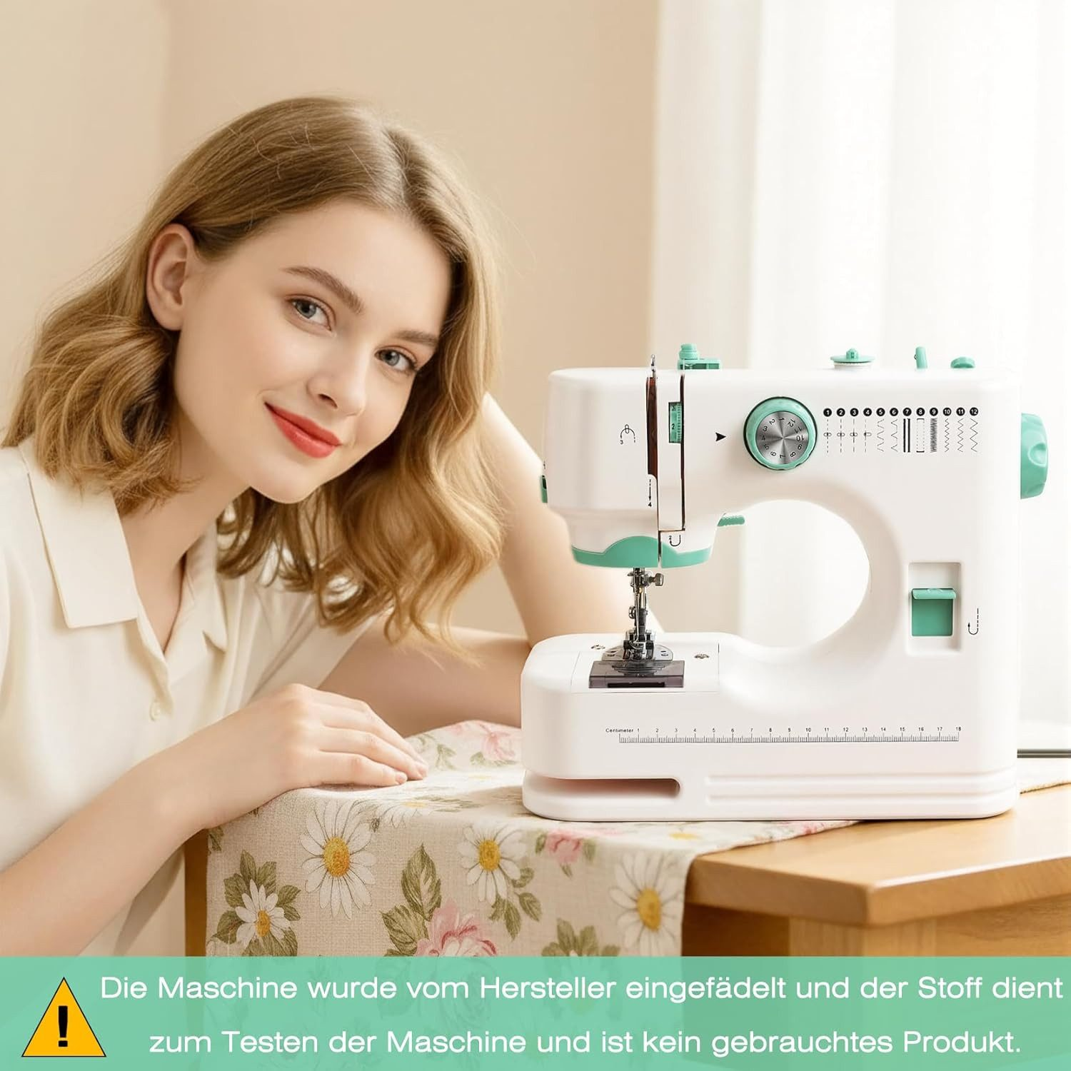 Eine Frau lächelt neben einer weißen Nähmaschine mit grünen Akzenten.