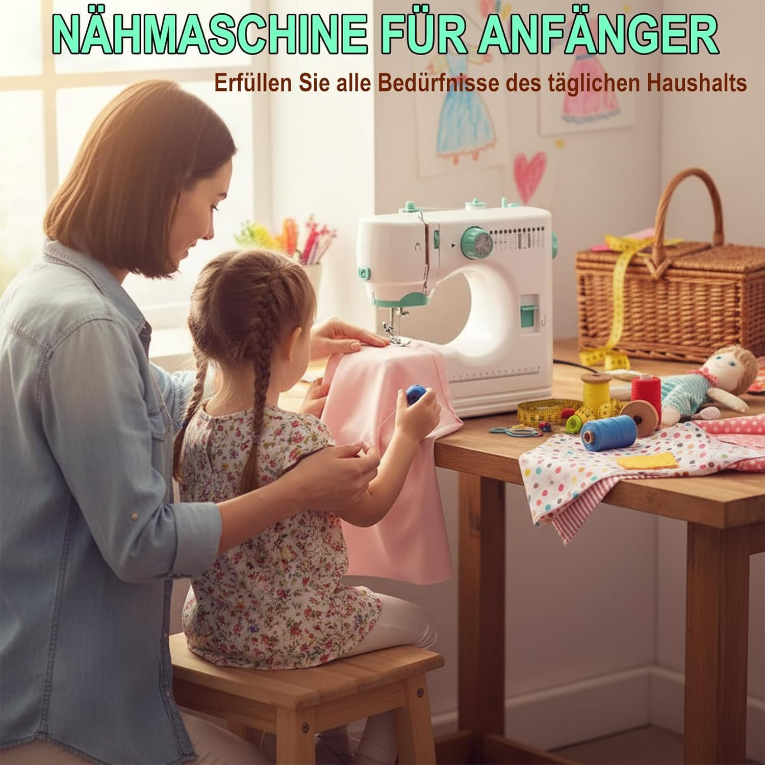 Mutter und Kind nähen zusammen an einer Nähmaschine, Garn und Stoffe liegen auf dem Tisch.