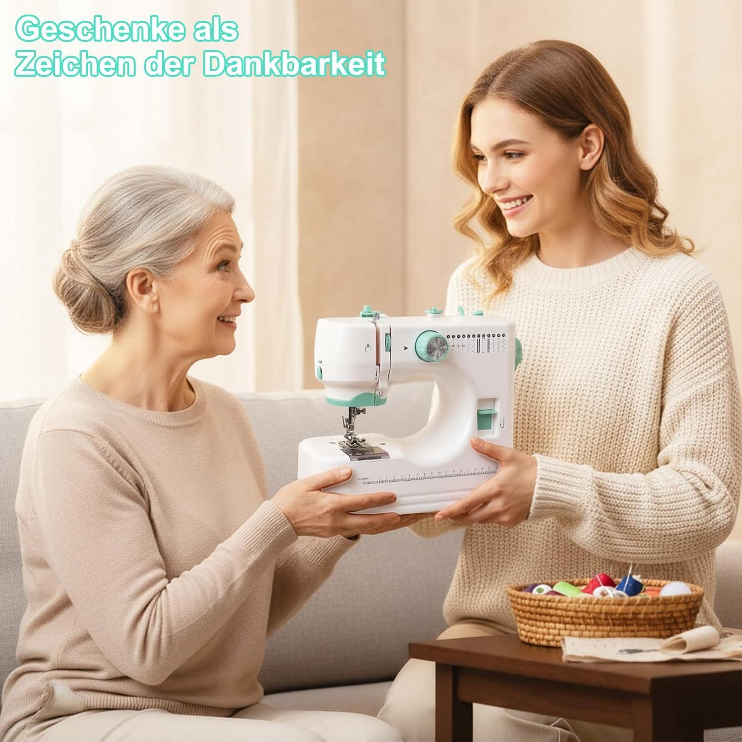 Eine junge Frau schenkt einer älteren Frau eine Nähmaschine. Ein Nähzeugkorb steht daneben.