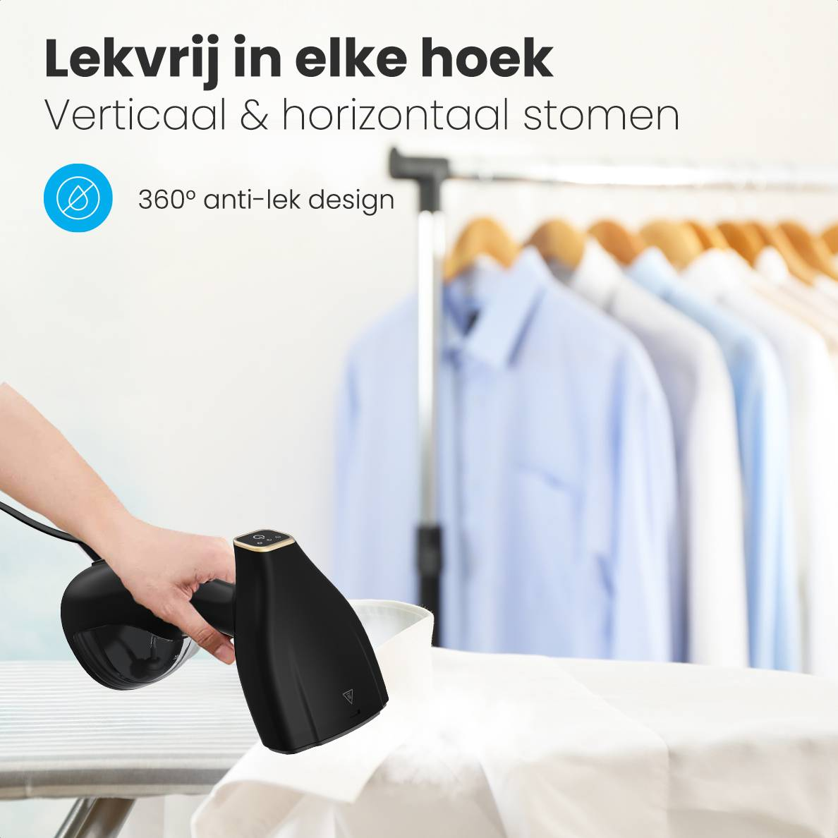 Eine Hand hält einen schwarzen Dampfbügler über einem Bügelbrett mit Hemden im Hintergrund.