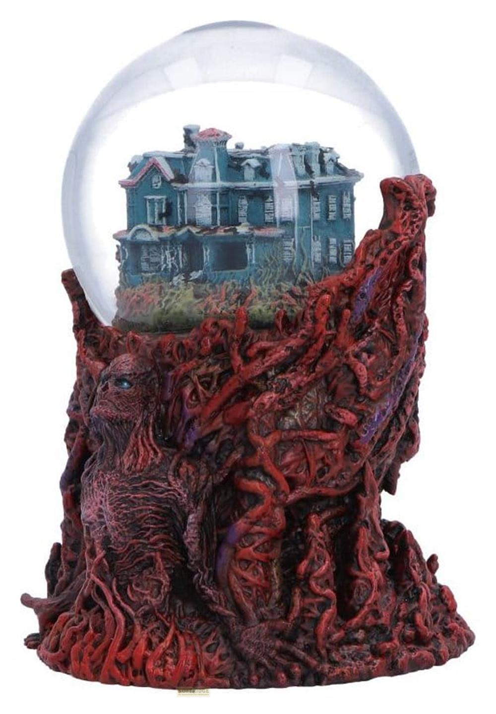 Ein gruseliges Haus auf einem Sockel mit roten Ranken und einem Monstergesicht.