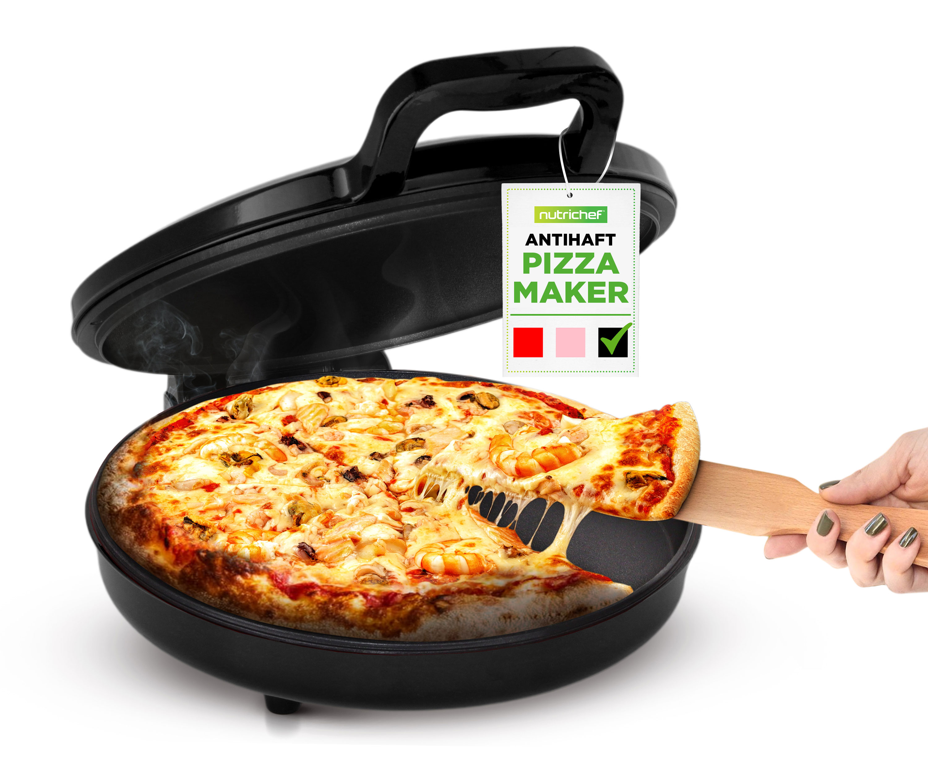 Eine Hand hebt ein Stück Pizza aus einem offenen, schwarzen Pizzamaker.